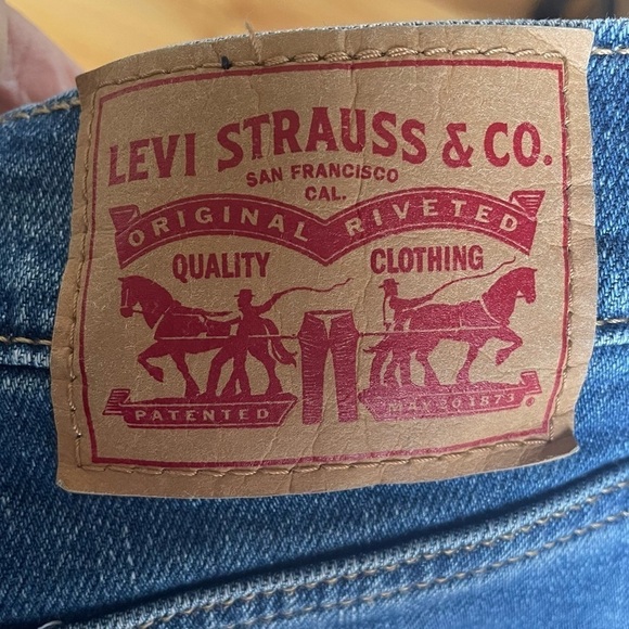 Levi's Wedgie Straight Distressed Button Fly Jeans - Picture 7 of 9